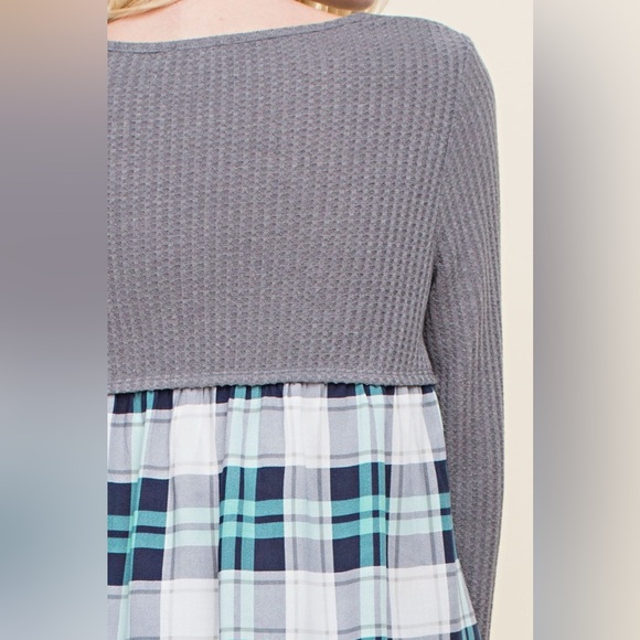 Grey key hole top with plaid accent - Picture 4 of 5